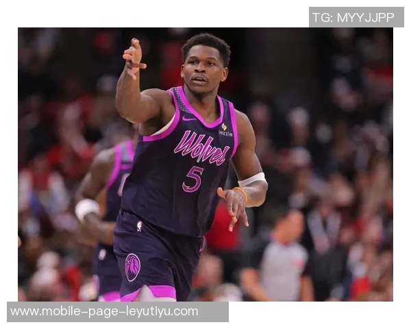 爱德华兹表现稳定半场12投6中贡献16分1篮板2助攻正负值5